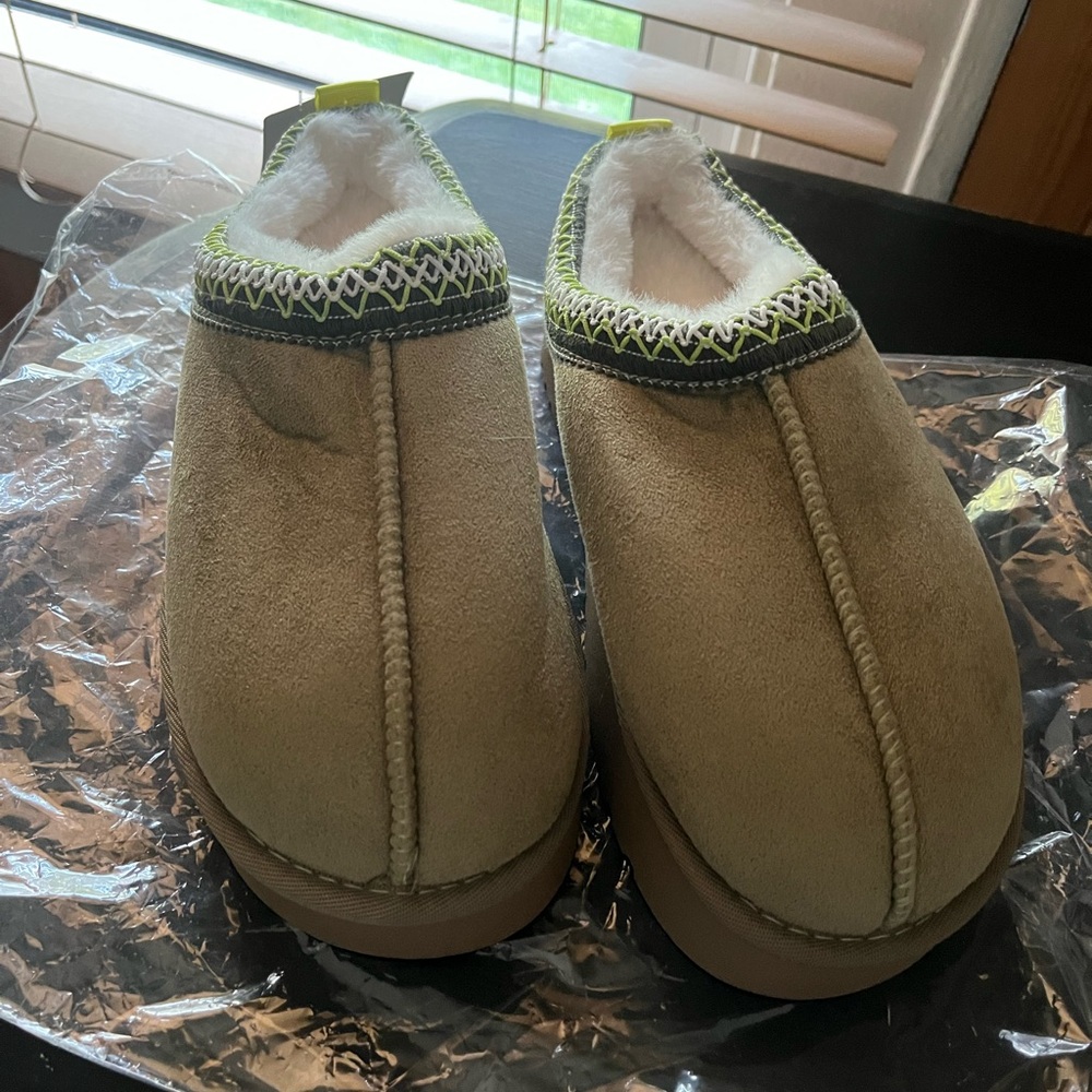 BNWT Pink Lilly Sydney Slipper Size 7 euro 38 Olive